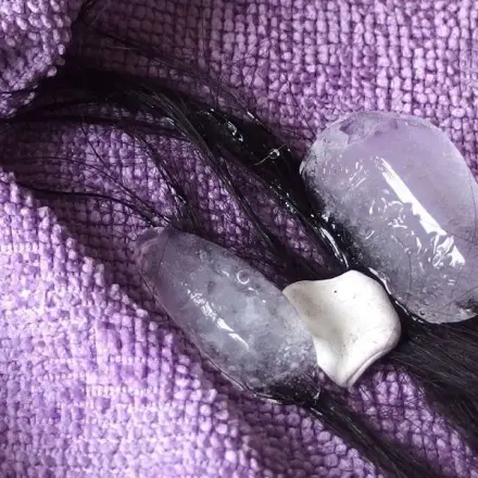 Kaugummmi aus Haaren mit Eiswürfel