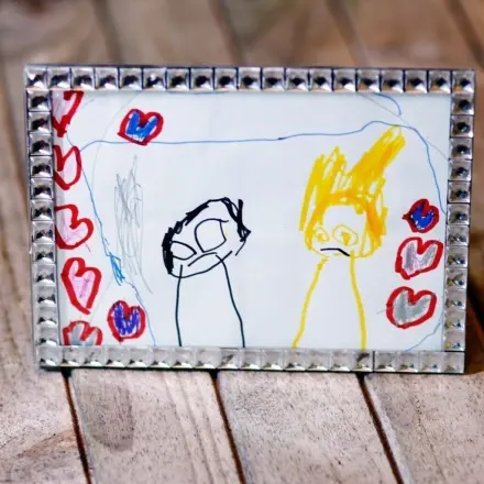 Bilder und Basteleien der Kinder aufbewahren