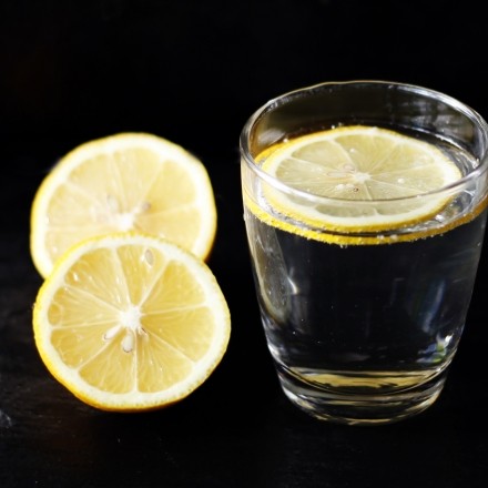 Mineralwasser mit Zitronenspritzer - sooo erfrischend