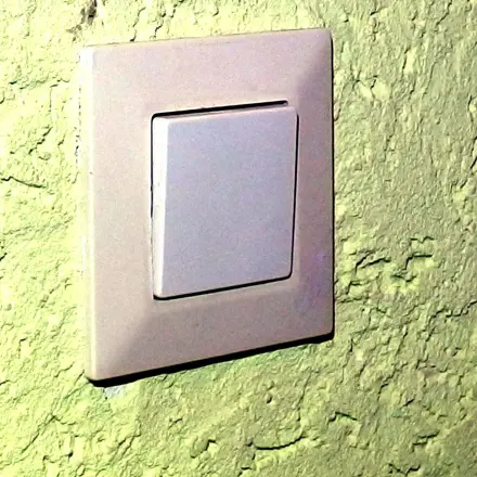 Alte vergilbte Steckdosenleisten und Lichtschalter reinigen