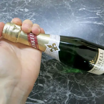 Sektflasche öffnen ohne Schaum