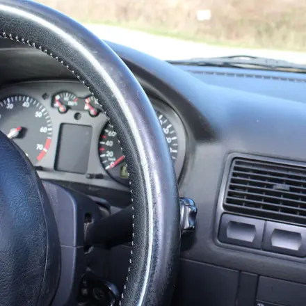 Armaturen im Auto wieder zum Glänzen bringen