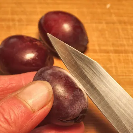 Obsthände: Hände von Obstflecken befreien