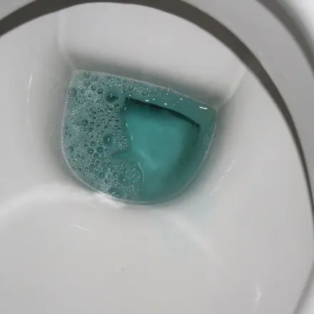 Schmutzige Toilette sauber mit Mundspülwasser