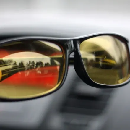 Haarsprayflecken von Brille entfernen
