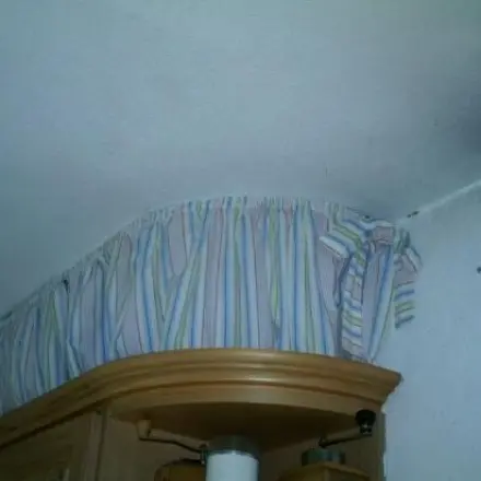 Raum zwischen Küchenhängeschrank und Decke nutzen