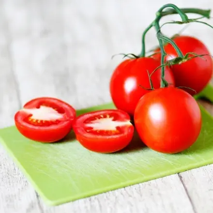 Tomatenflecken auf Schneidebrettern aus Kunststoff