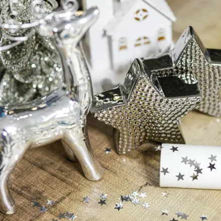 Glitterkonfetti mit einem Kleberoller entfernen