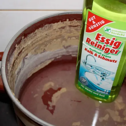 Essigreiniger gegen Kalk- und Eiweißflecken in Kochtöpfen