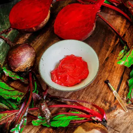 Selbstgemachte rote Lippenpflege