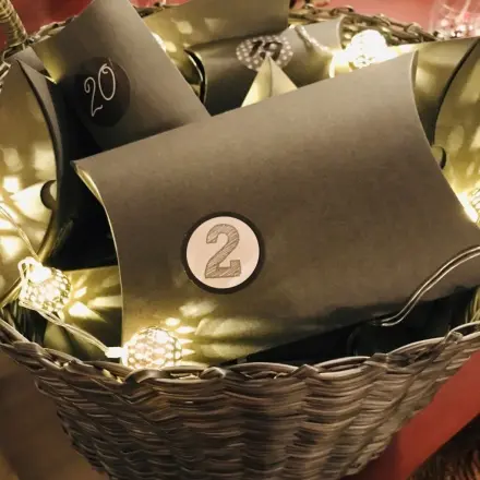 Adventskalender mit Hinweisen auf das Weihnachtsgeschenk basteln
