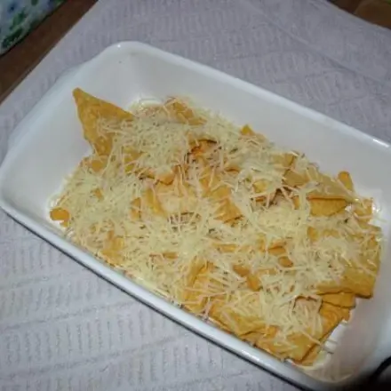 Tortilla-Chips mit Käse überbacken