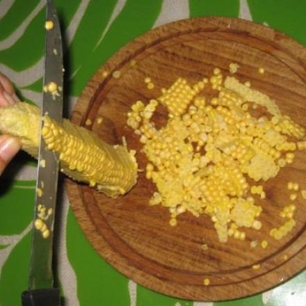 Mais schnell vorbereiten - Direkt vom Kolben schneiden