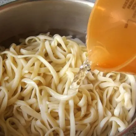 Verklebte Spaghetti / Nudeln bekommt man wieder locker