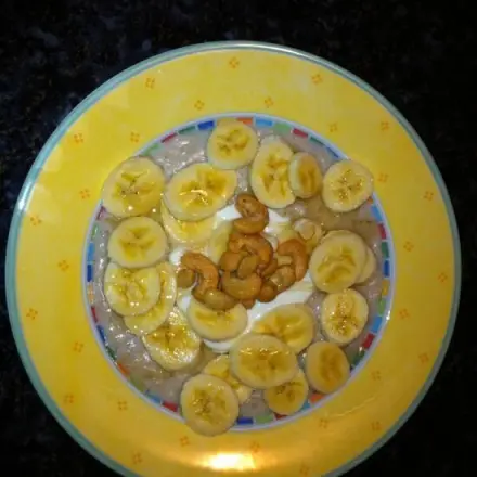 Porridge mit Joghurt und gesalzenen Cashewkernen