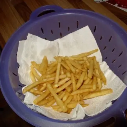 Pommes aus der Friteuse entfetten