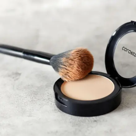 Leicht fettiger Haaransatz