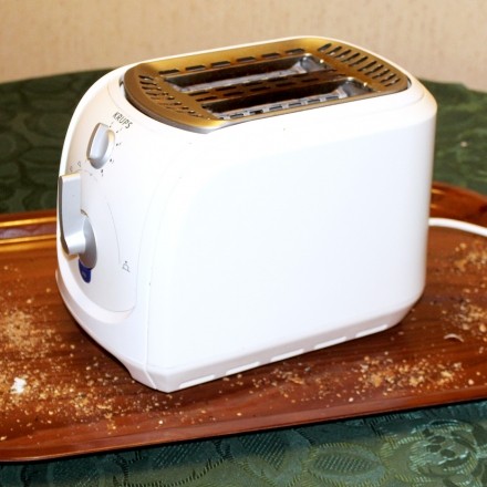 Toaster auf Tablett - Krümelfreie Arbeitsfläche