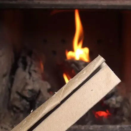 Leere Klopapierrolle als Ofenanzünder