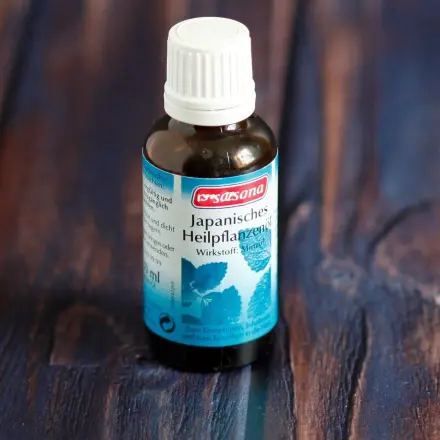 Bei Kopfschmerzen: Minzöl auf die Kopfhaut auftupfen