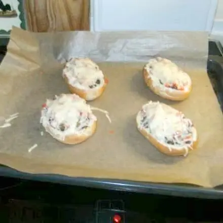 Gefüllte Brötchen mit Käse überbacken