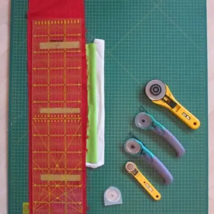 Papier mit Rollschneider schneiden