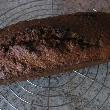 Süßes Kleiebrot mit Honig und Aprikosen