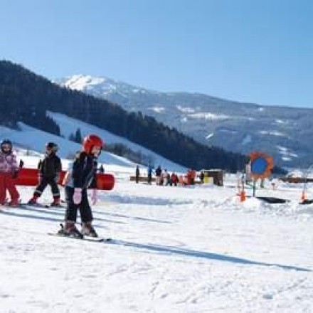 Günstiger Skiurlaub mit Kindern in den Alpen
