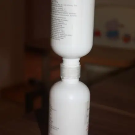 Sauberes Umfüllen von Lotion- und Seifenresten ect.