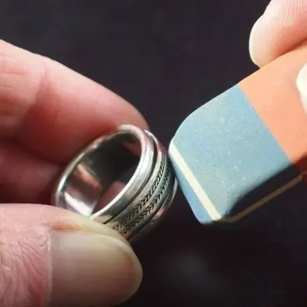 Silber, Schmuck putzen mit Radiergummi