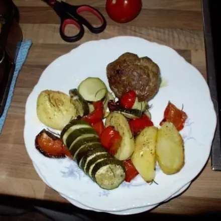 Ofengemüse zu Frikadellen