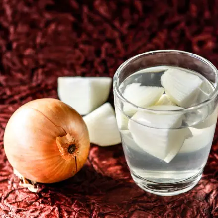Leichte Halsschmerzen - Zwiebelwasser gurgeln