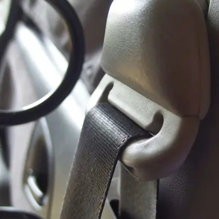 Anschnallgurt lässt sich langsam aufrollen oder klemmt