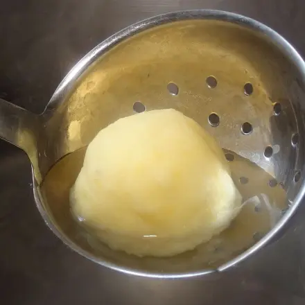 Kartoffelknödel: Probeknödel kochen