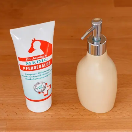 Hygiene pur: Pferdebalsam in Dosierspender umfüllen