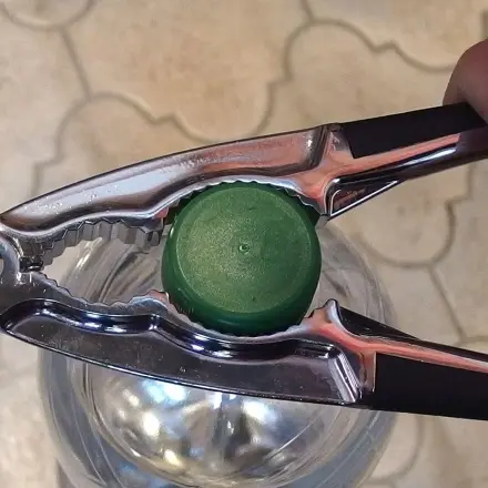 Flaschen mit Drehverschluss einfach öffnen