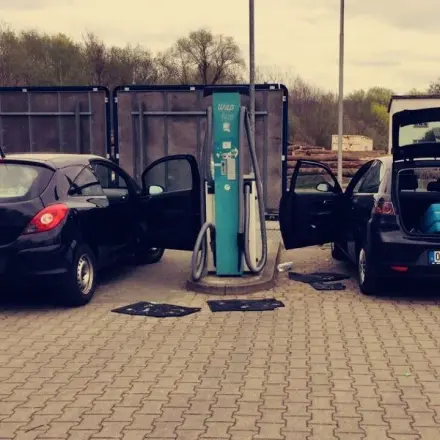 Teppichreste als Bodenmatte für das Auto