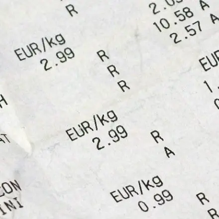 Im Supermarkt den Kassenbon geben lassen