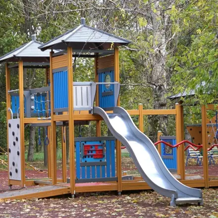 Nasse Spielgeräte auf dem Spielplatz