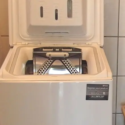 Plastiklöffel in Toplader-Waschmaschine gefallen