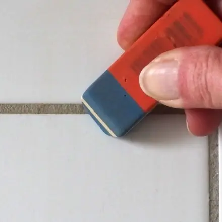 Fliesenfugen hell mit Radiergummi