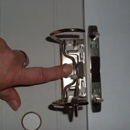 Büro-Ordner quietschen beim Öffnen