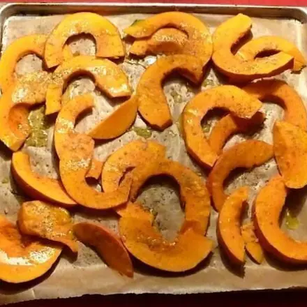 Gebackene Kürbisscheibchen auf Feldsalat