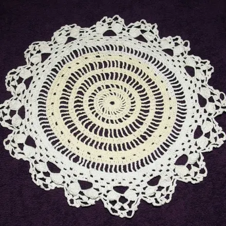 Häkeldeckchen mit Haarspray stärken