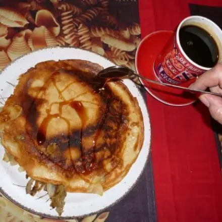 Gefüllter Pfannkuchen mit Apfel und Speck