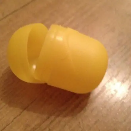 Plastikbehälter von Überraschungseiern