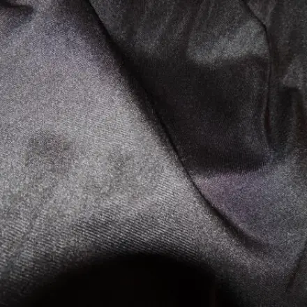 Schwarze Seidentücher, -blusen, -shirts etc. waschen