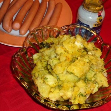 Kartoffelsalat in Dill-Marinade mit Würstchen