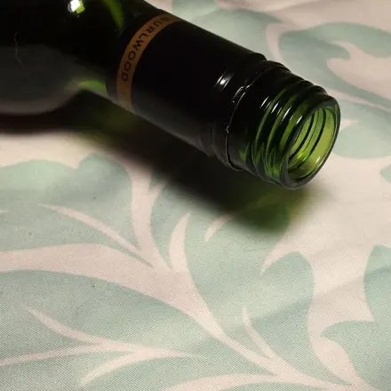 Rotweinfleck auf der Tischdecke