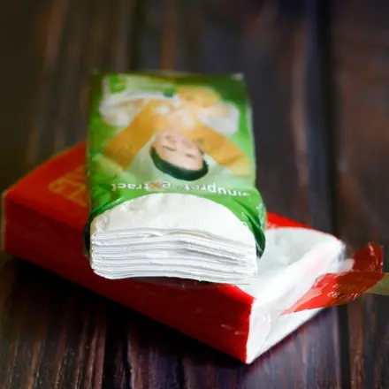 Verpackung von Papiertaschentüchern weiterverwenden